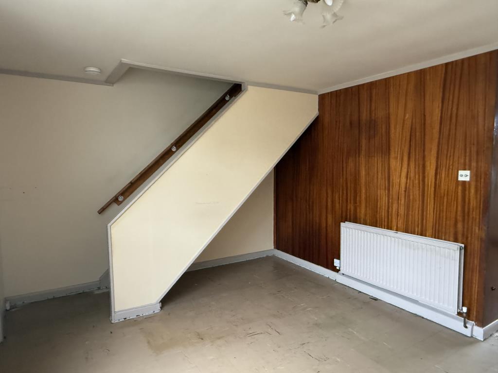 Lot: 163 - HOUSE IN NEED OF IMPROVEMENT - Living Room of house in need of improvement